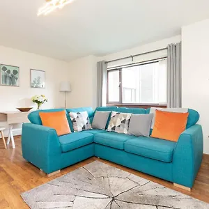 Allanfield Quiet Central Family With Parking Apartment