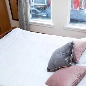 cheerful-2-bedroom-house-in-the-heart-of-belfast.belfasthotelsireland.com/