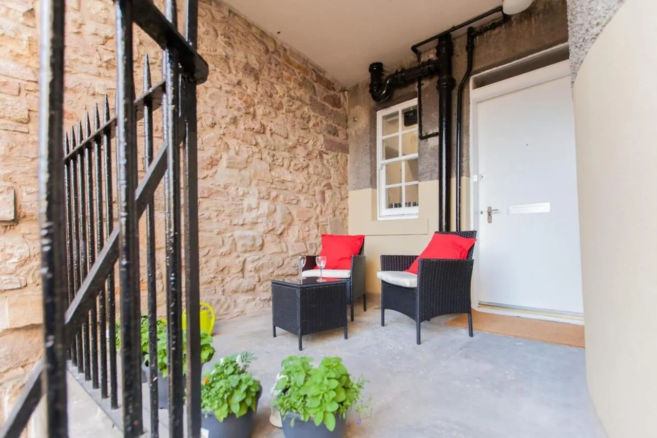 Stylish Royal Mile Apartment With Balcony Edinburgh