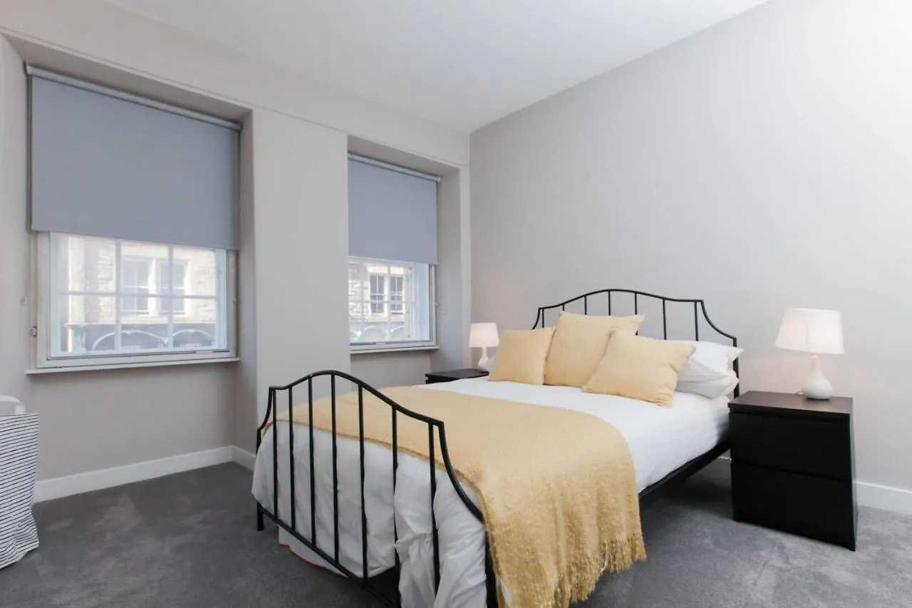 Stylish Royal Mile Apartment With Balcony Edinburgh