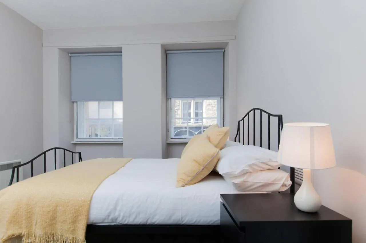 Stylish Royal Mile Apartment With Balcony Edinburgh