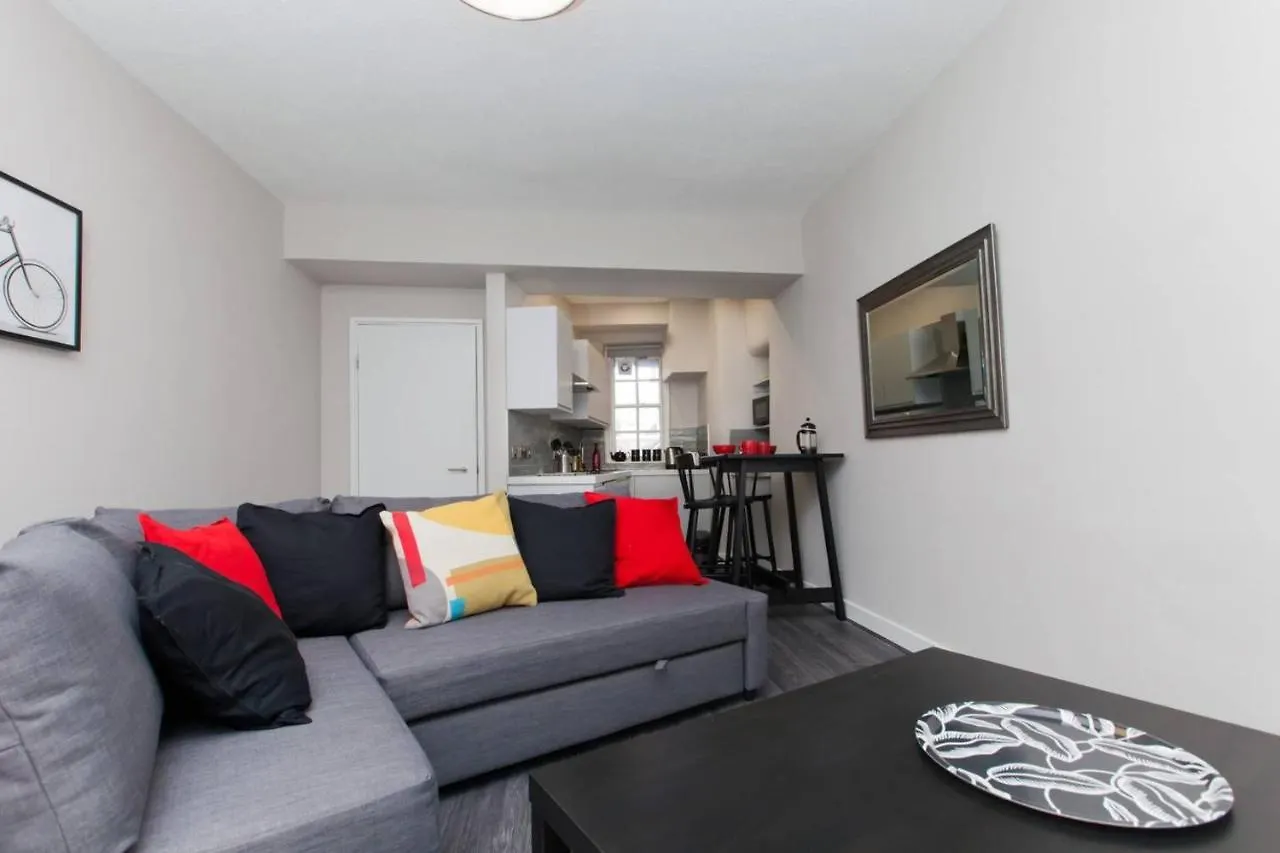 Stylish Royal Mile Apartment With Balcony Edinburgh