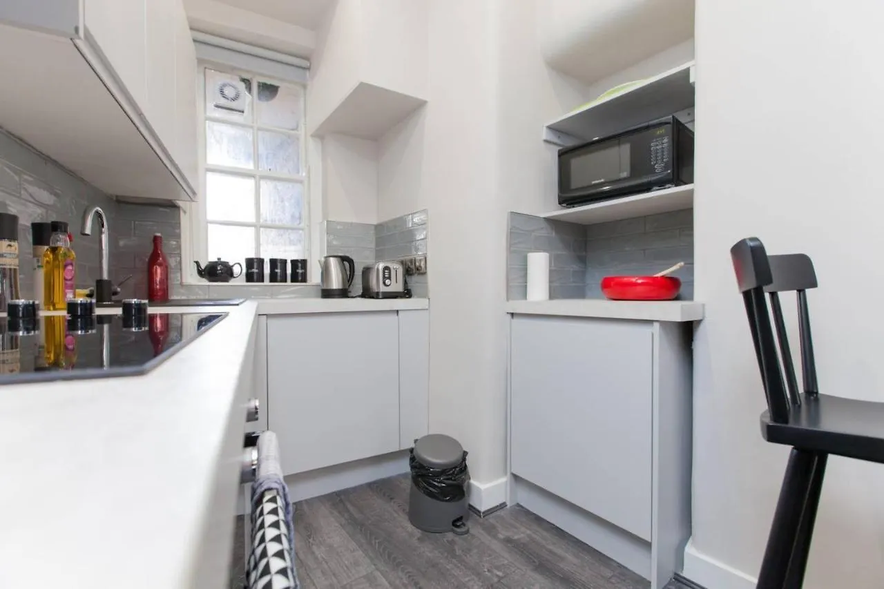 Stylish Royal Mile Apartment With Balcony Edinburgh 0*,  United Kingdom